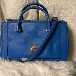MCM Tote
Blue Gold-Tone HardwareDual Exterior PocketsLogo Jacquard Lining.